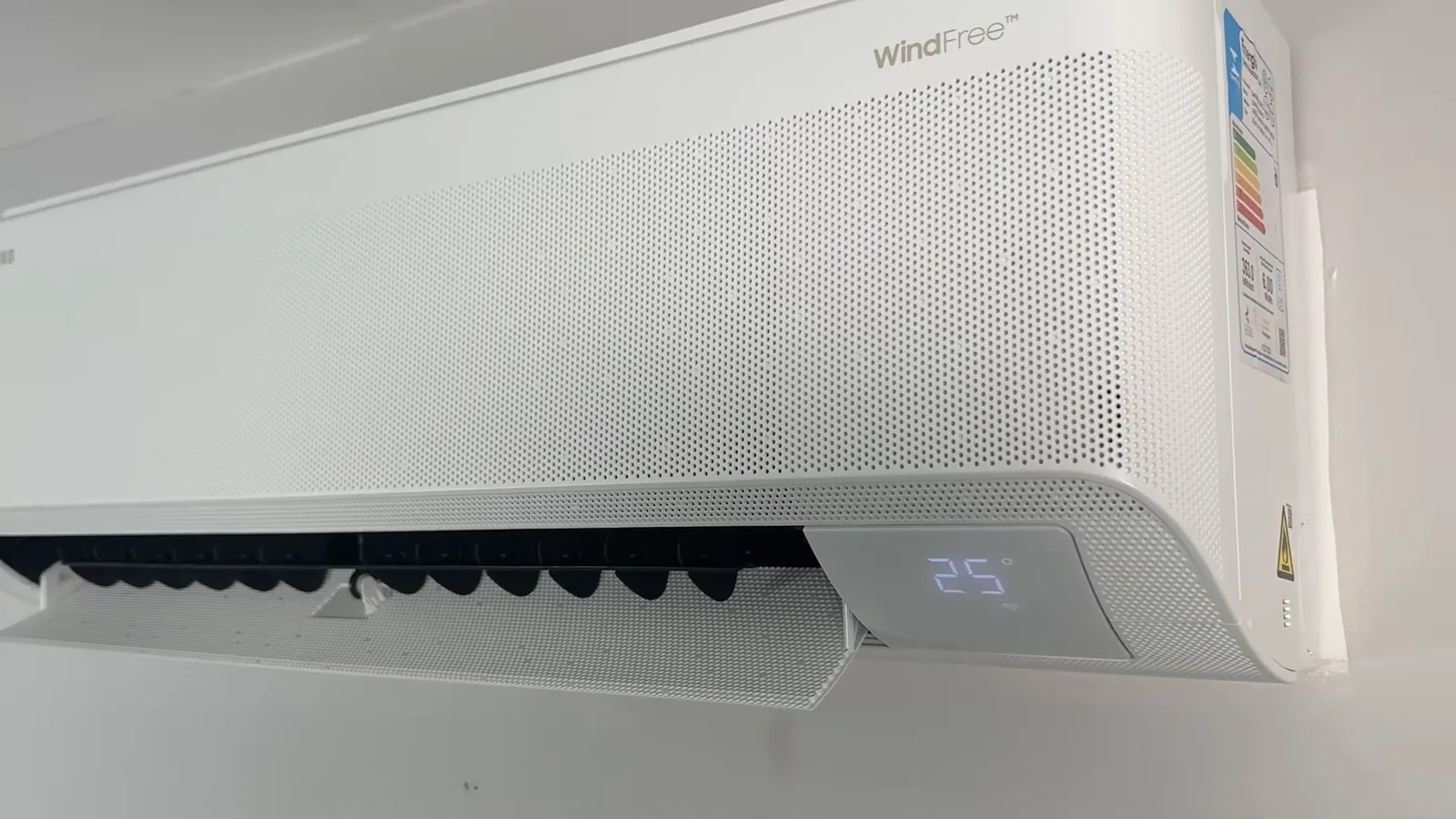 Ar-condicionado Samsung refrigerando com aleta frontal completamente fechada