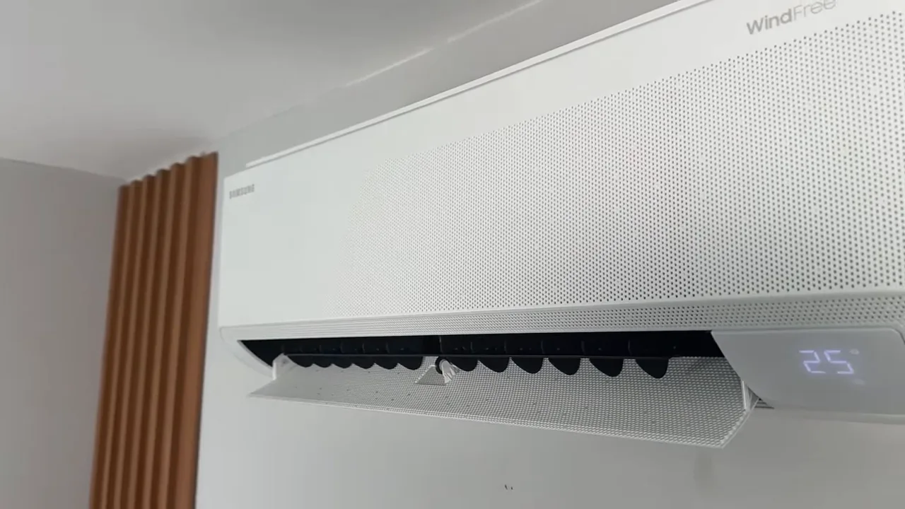 Aleta frontal recolhendo para acionar a tecnologia WindFree