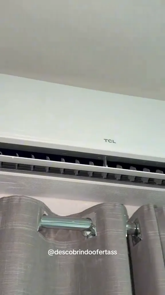 Aletas microperfuradas do ar-condicionado TCL direcionando o fluxo de ar