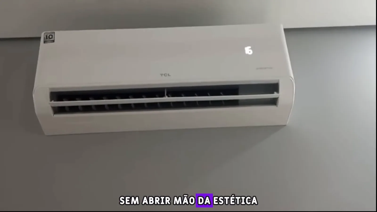 Evaporadora do ar-condicionado TCL T-Pro ligada em parede de quarto