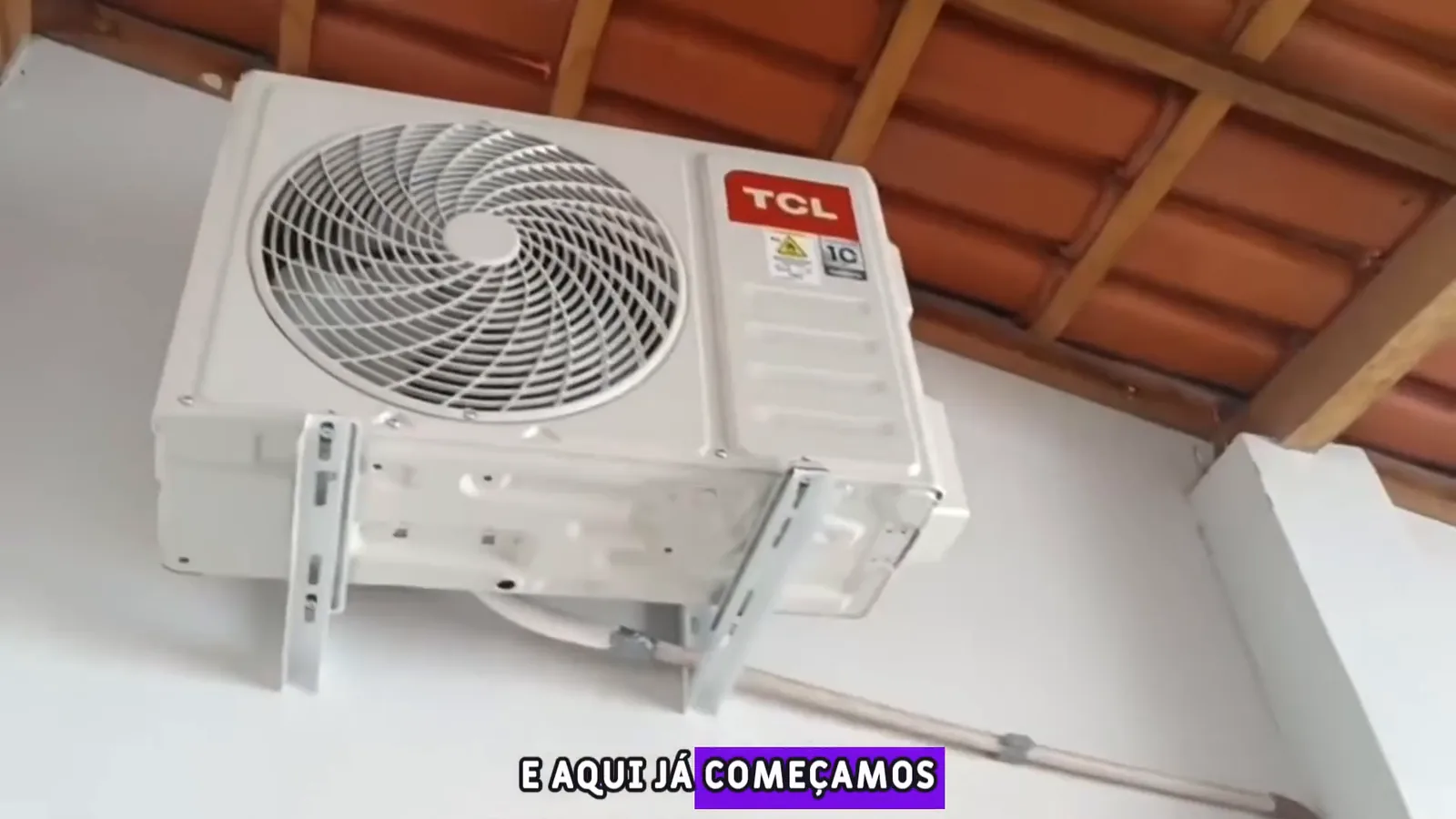 Unidade condensadora externa instalada em suporte na parede externa