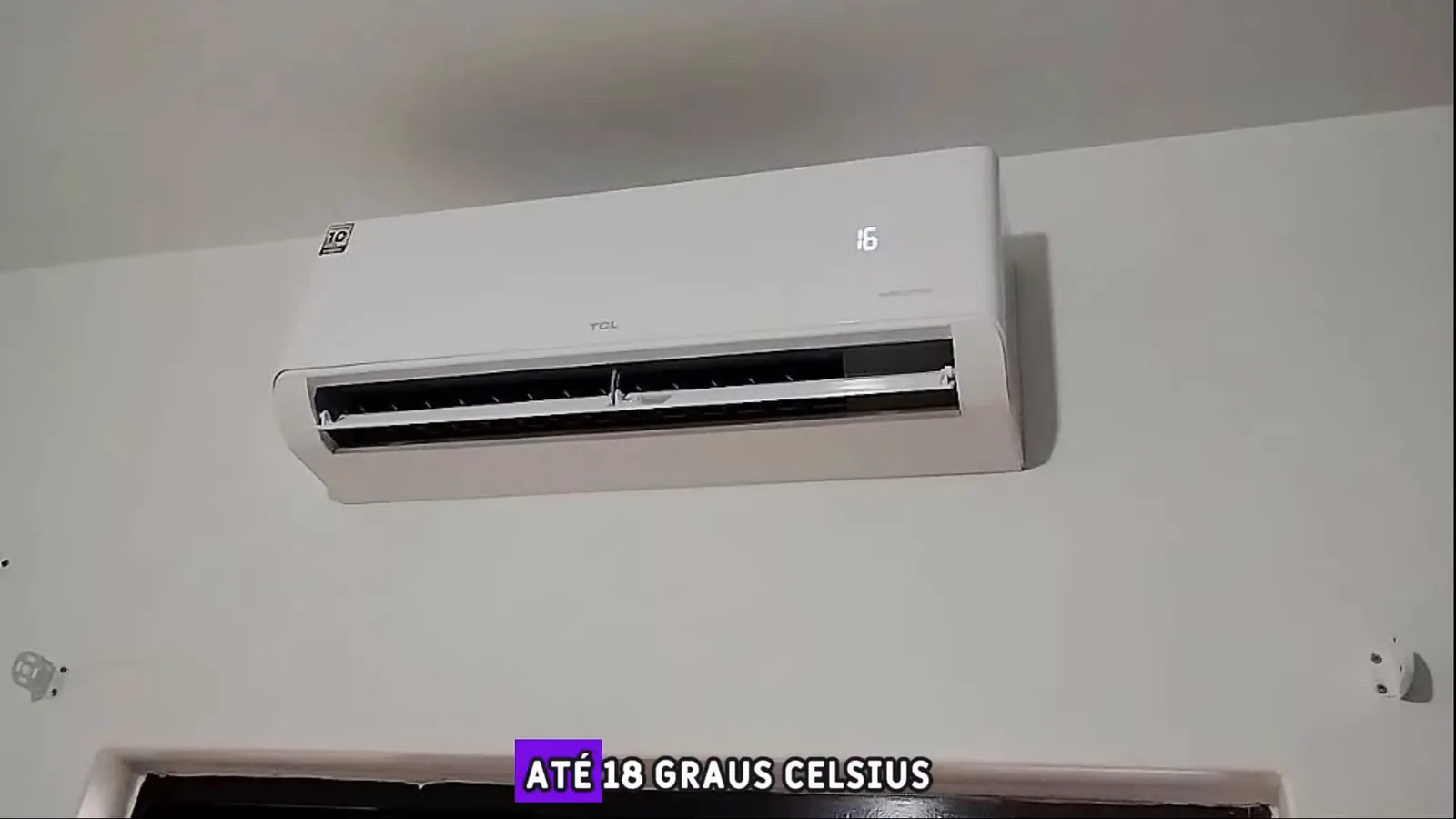 Aparelho de ar-condicionado split em funcionamento indicando dezesseis graus