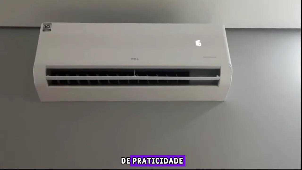 Evaporadora split TCL em funcionamento contínuo refrigerando o cômodo