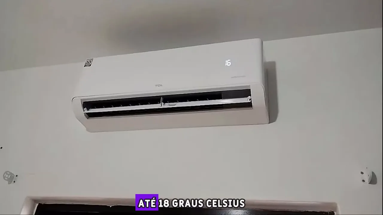 Ar-condicionado TCL T-Pro operando com visor digital de temperatura aceso