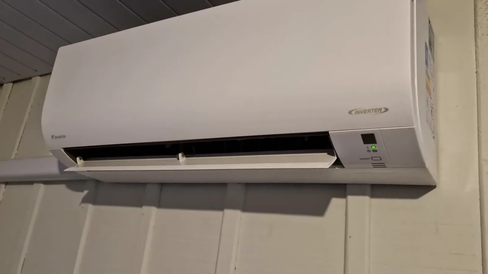 Unidade evaporadora interna do ar-condicionado Daikin ligada na parede