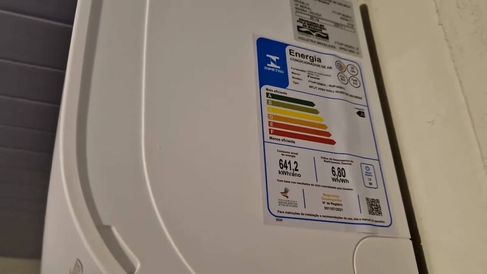 Selo Procel de eficiência energética colado na evaporadora Daikin