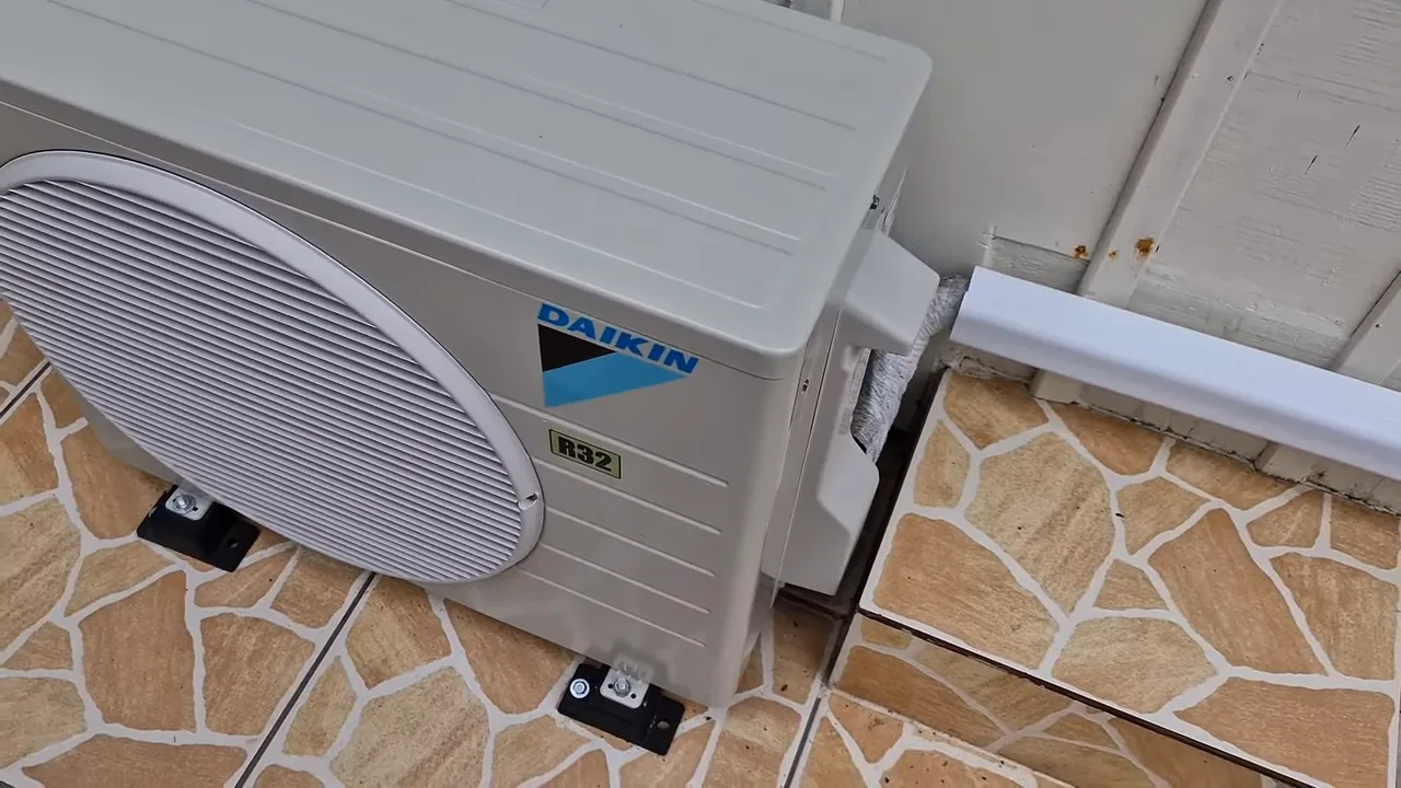 Condensadora externa Daikin operando com hélice em rotação contínua