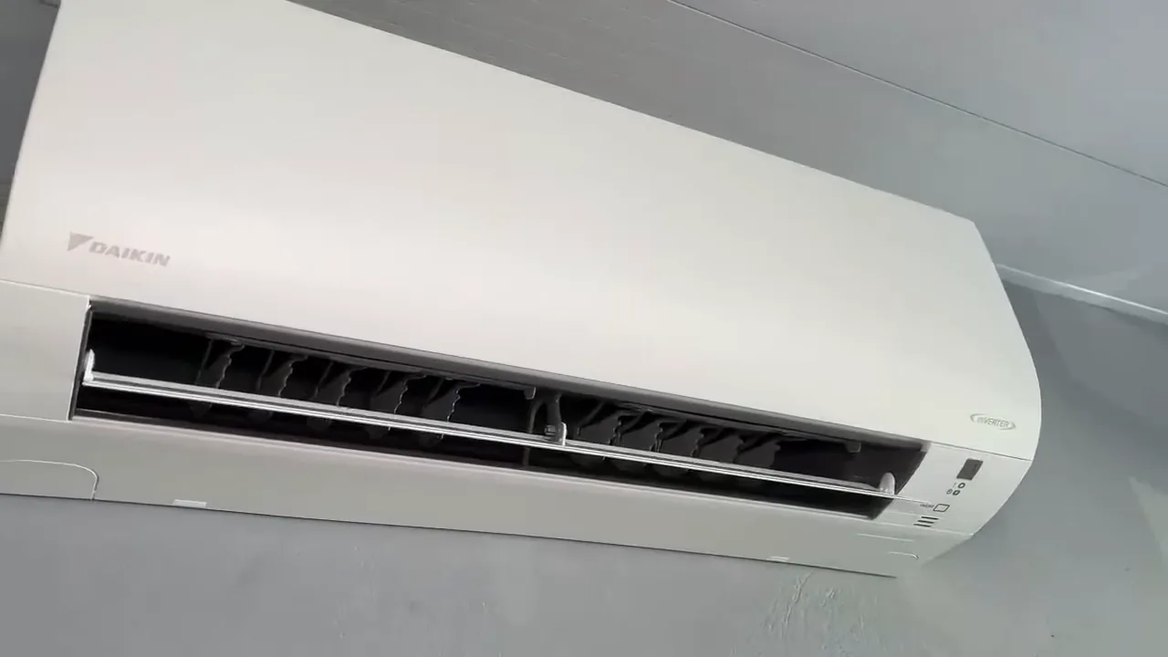 Ajuste de temperatura do ar-condicionado Daikin em funcionamento pelo controle
