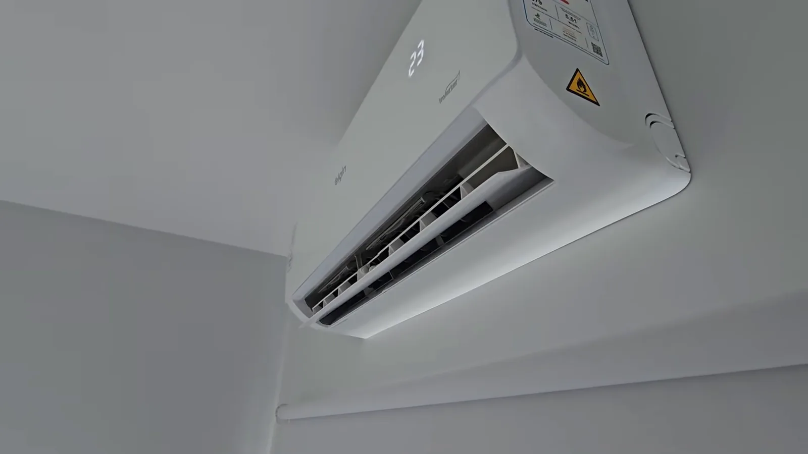 Painel digital da evaporadora ligado indicando temperatura em ambiente real