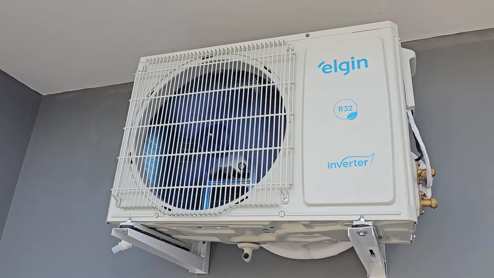 Condensadora externa do ar-condicionado instalada e em pleno funcionamento