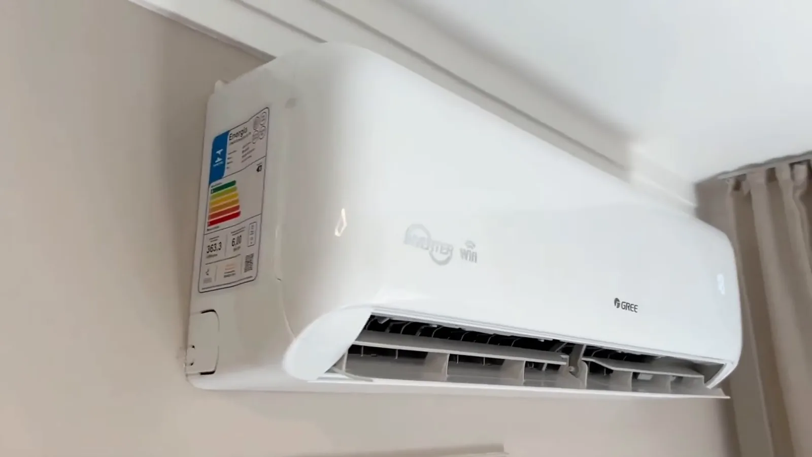 Unidade evaporadora do ar-condicionado Gree G-Top Auto instalada no quarto
