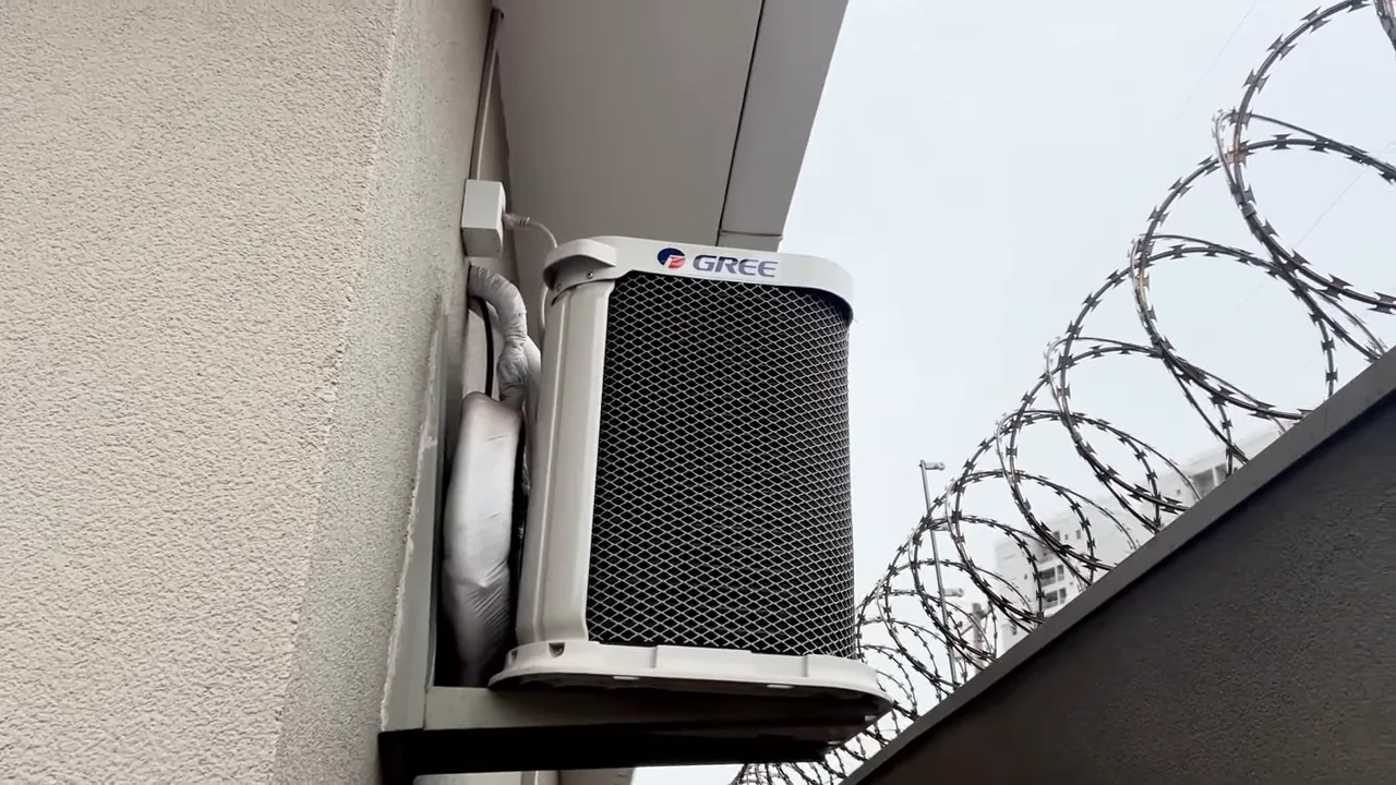 Condensadora vertical externa Gree em funcionamento e emitindo ruído de operação