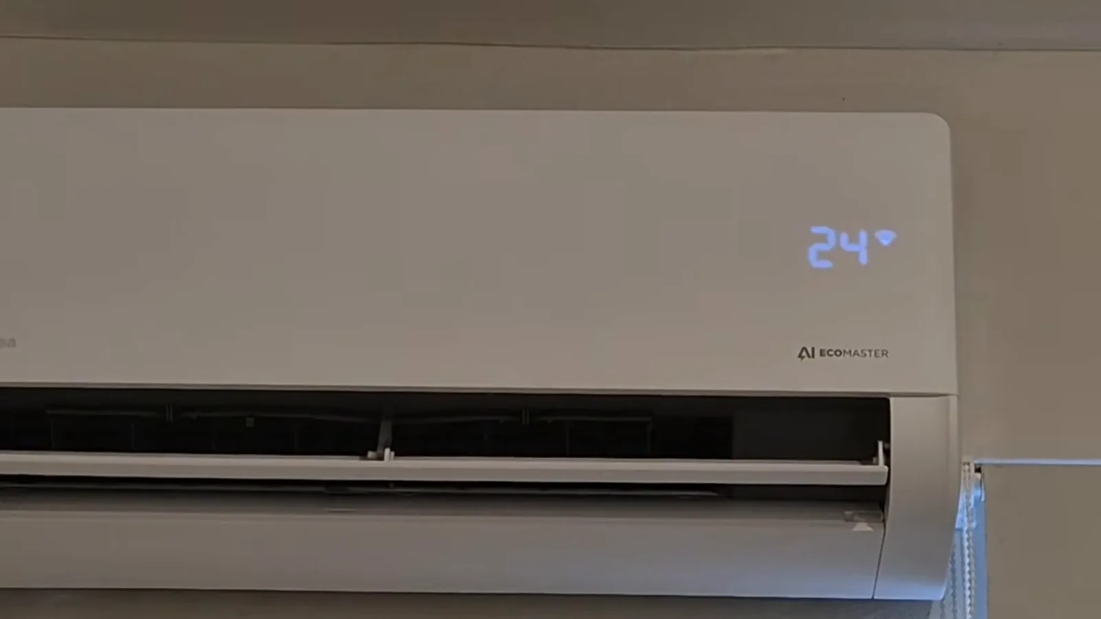 Ar-condicionado split Midea instalado na parede em pleno funcionamento