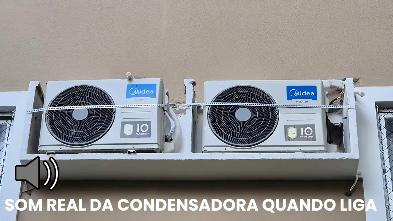 Unidade condensadora externa do ar-condicionado em pleno funcionamento com hélice girando