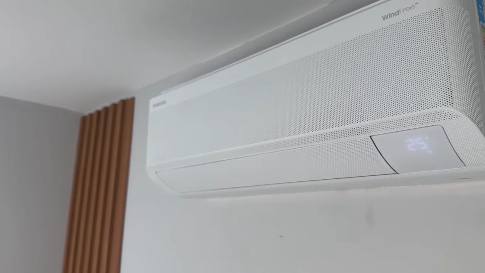 Ar-condicionado Samsung WindFree operando na parede em modo sem vento