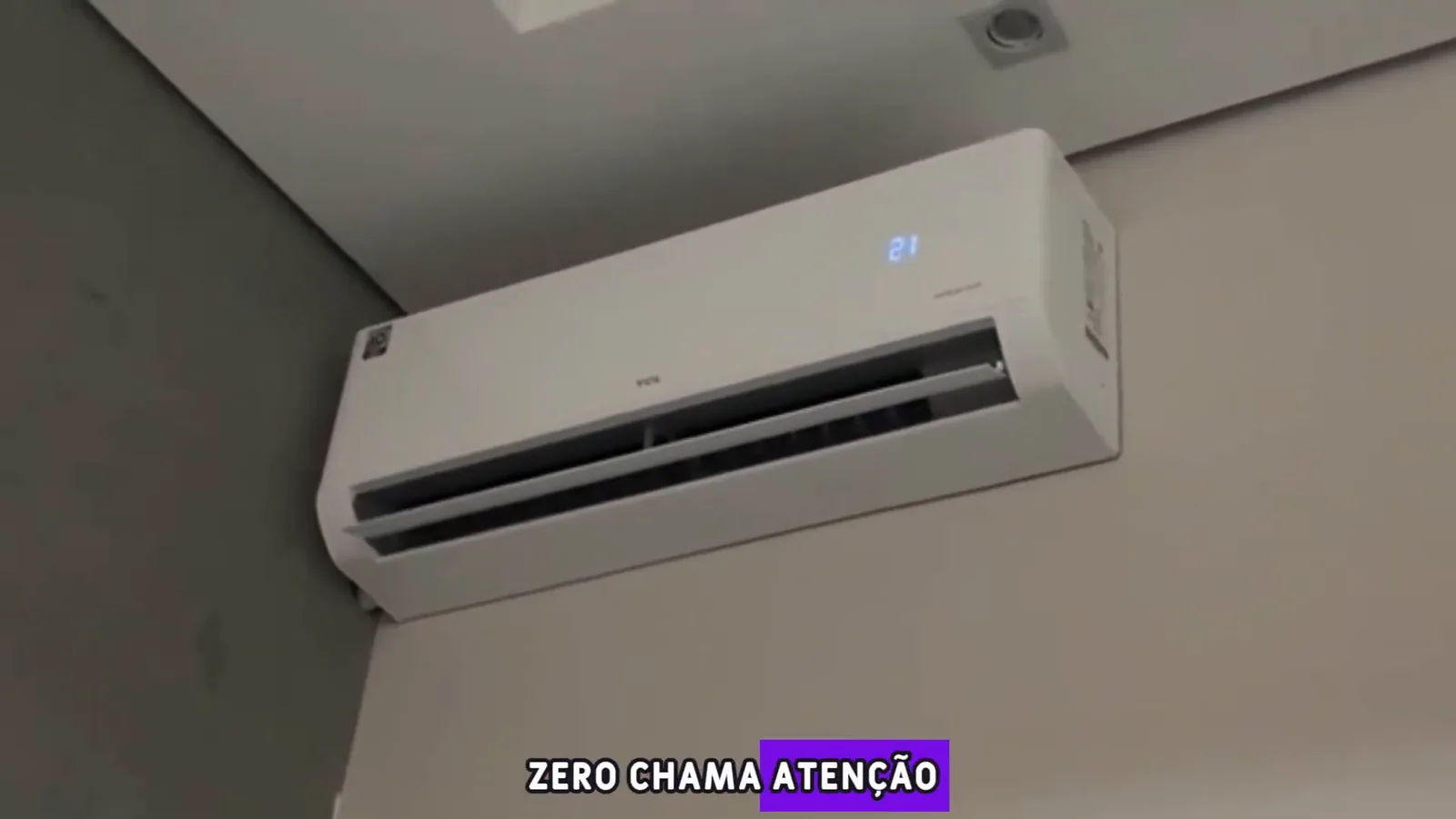 Ar-condicionado TCL T-Pro ligado na parede refrigerando o ambiente residencial