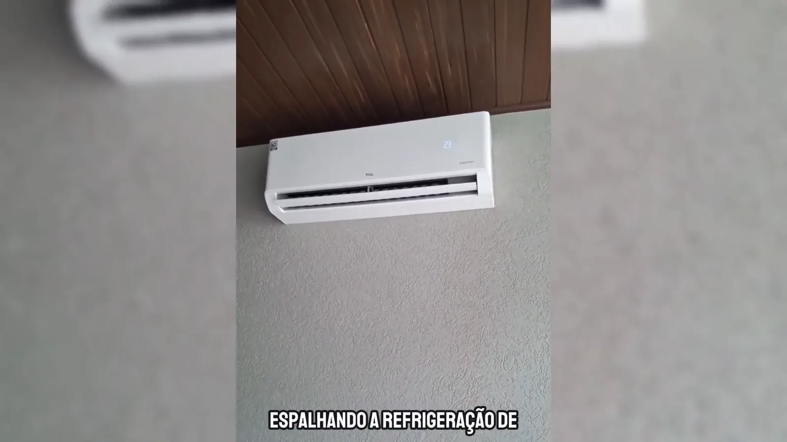Evaporadora do ar-condicionado TCL T-Pro funcionando com display digital aceso