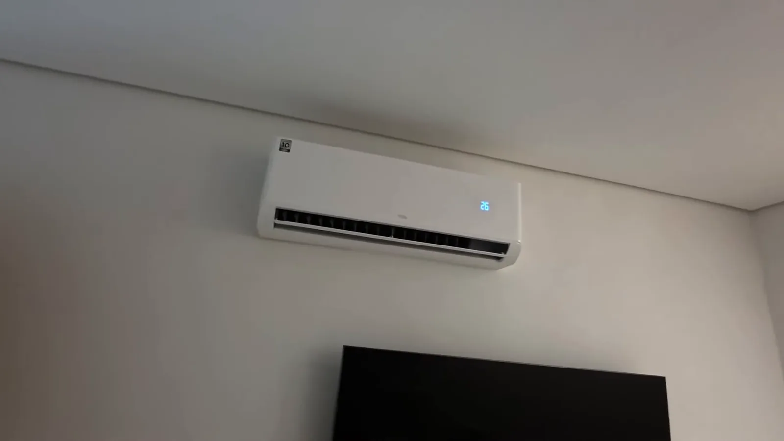 Ar-condicionado TCL T-Pro ligado refrigerando quarto com display visível