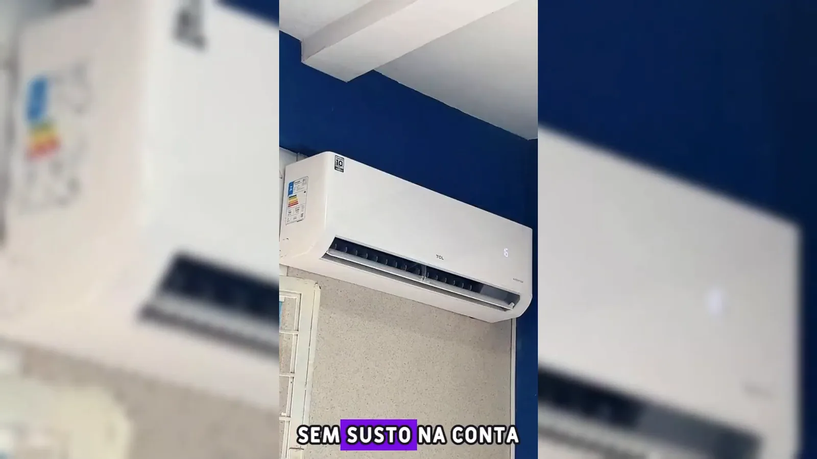 Unidade evaporadora do ar-condicionado TCL instalada sobre parede azul decorada