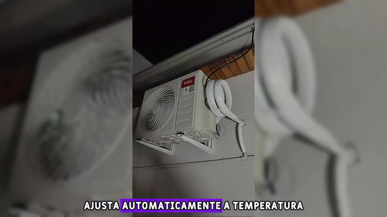 Unidade condensadora externa do ar-condicionado TCL com hélice girando em funcionamento