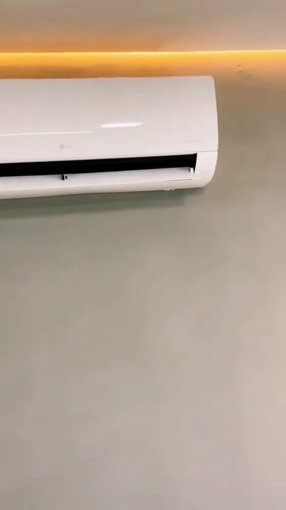 Ar-condicionado LG Dual Inverter ligado na parede sob sanca iluminada