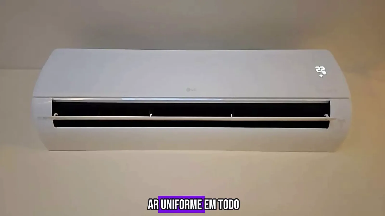 Evaporadora LG Dual Inverter ligada com display digital ativo na parede