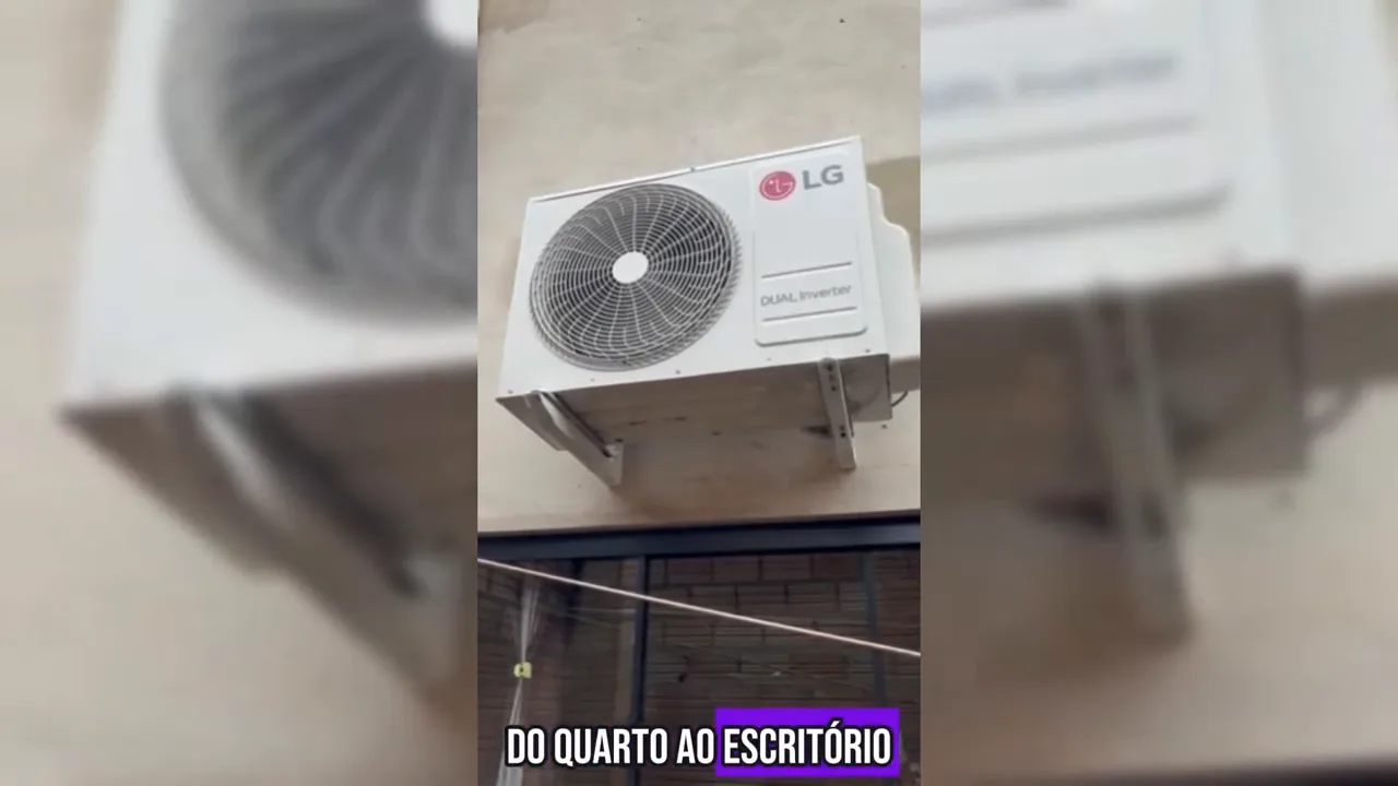 Unidade condensadora externa em funcionamento com hélice girando no suporte