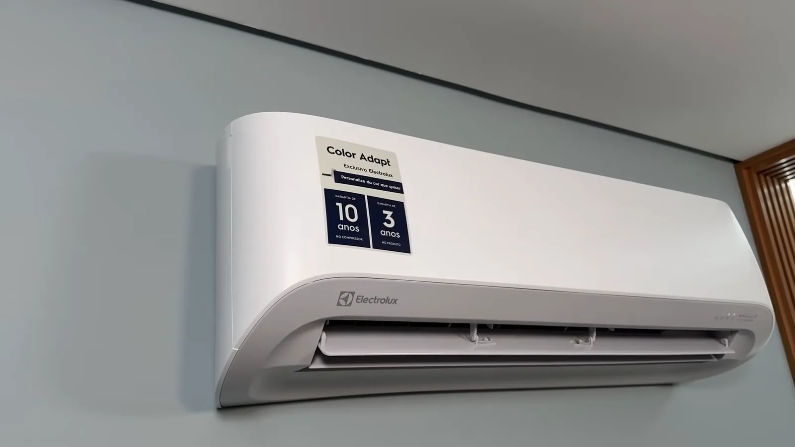 Evaporadora instalada na parede em funcionamento com aletas abertas