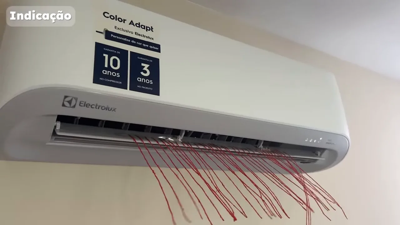 Ar-condicionado split em funcionamento contínuo soprando fluxo de ar fresco