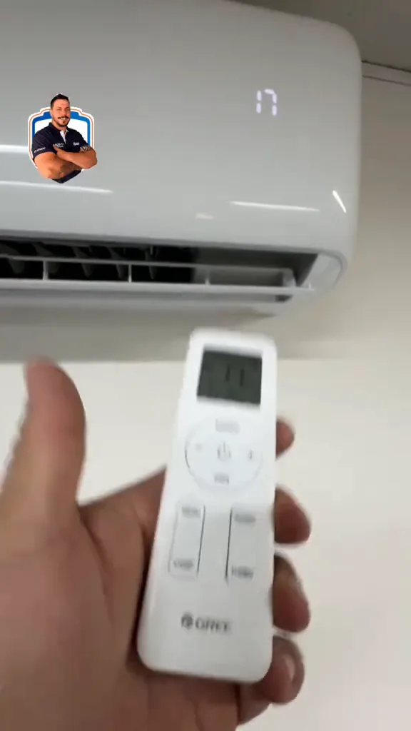 Evaporadora Gree G-Top ligada com visor digital marcando 17 graus