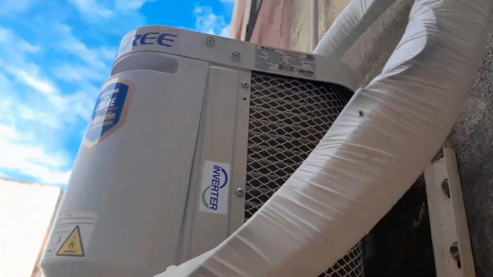 Detalhe da condensadora vertical Gree G-Top com tecnologia inverter e serpentina de cobre