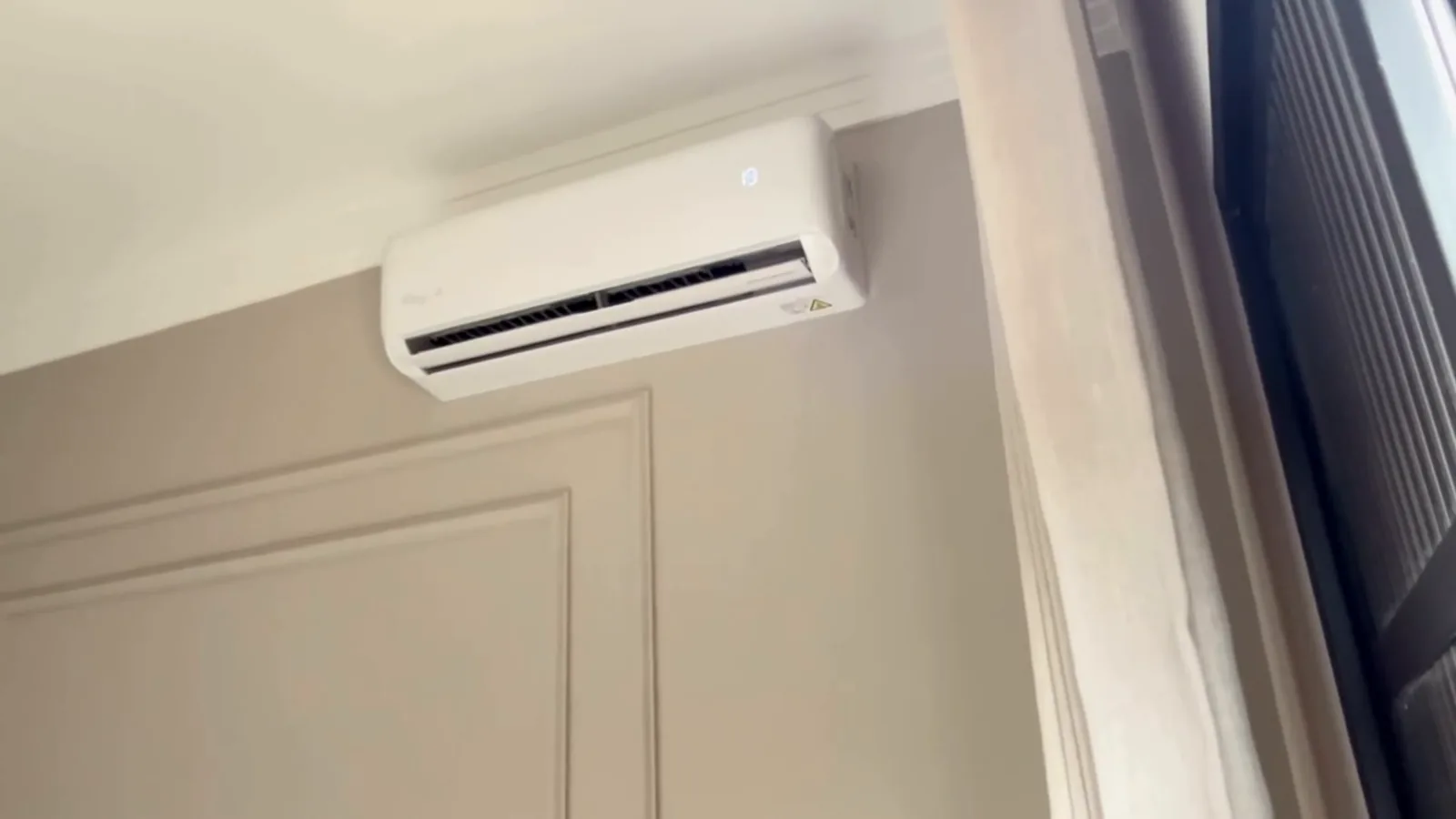 Unidade evaporadora Gree instalada na parede operando em dezenove graus