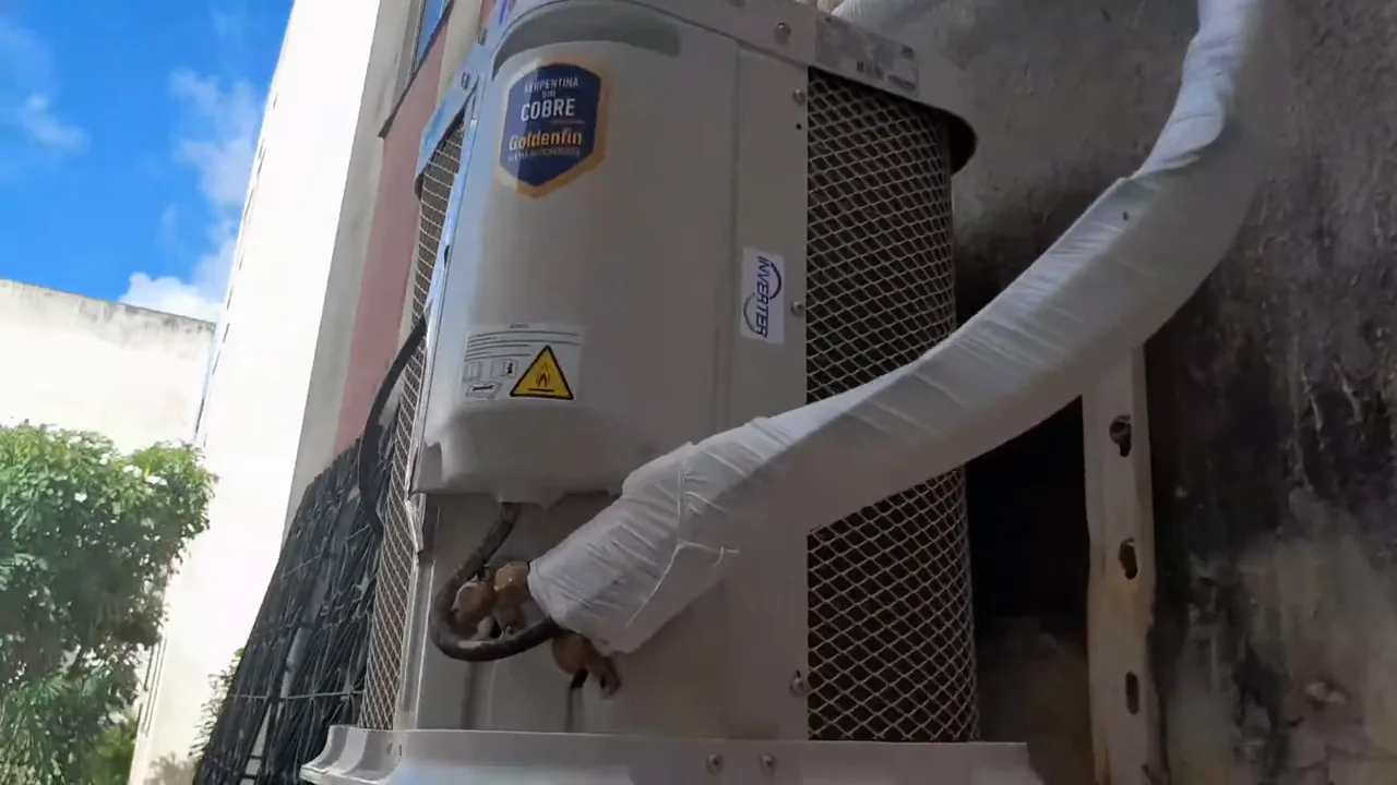 Unidade condensadora vertical do ar-condicionado Gree G-Top operando na área externa