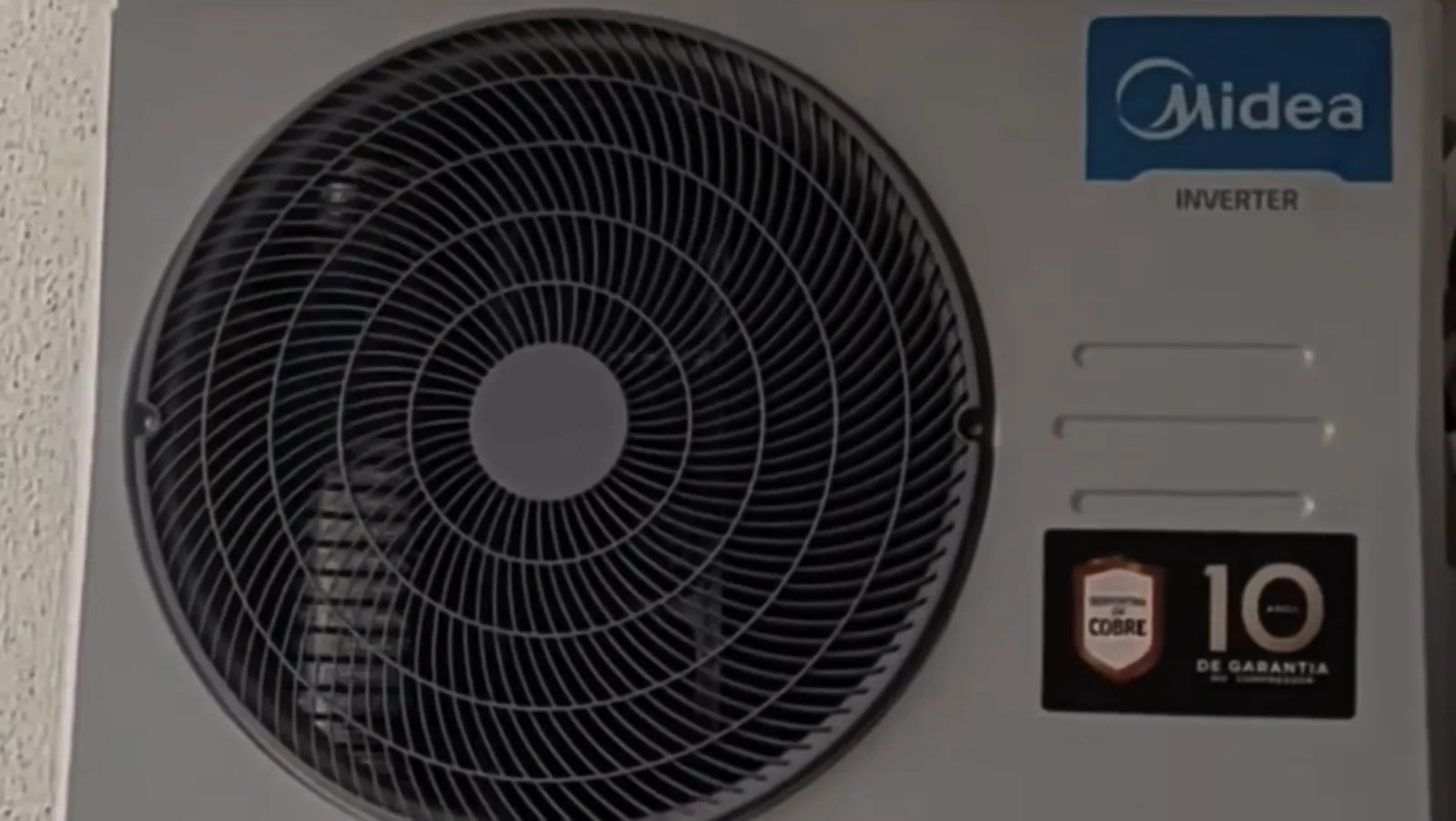 Unidade condensadora externa com hélice em funcionamento e selo inverter
