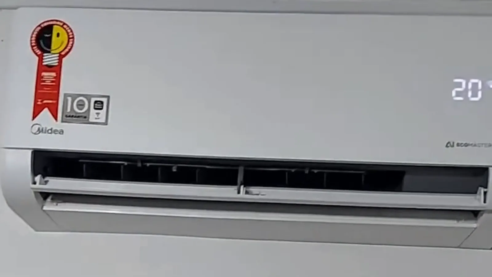 Evaporadora instalada na parede com display digital marcando 20 graus