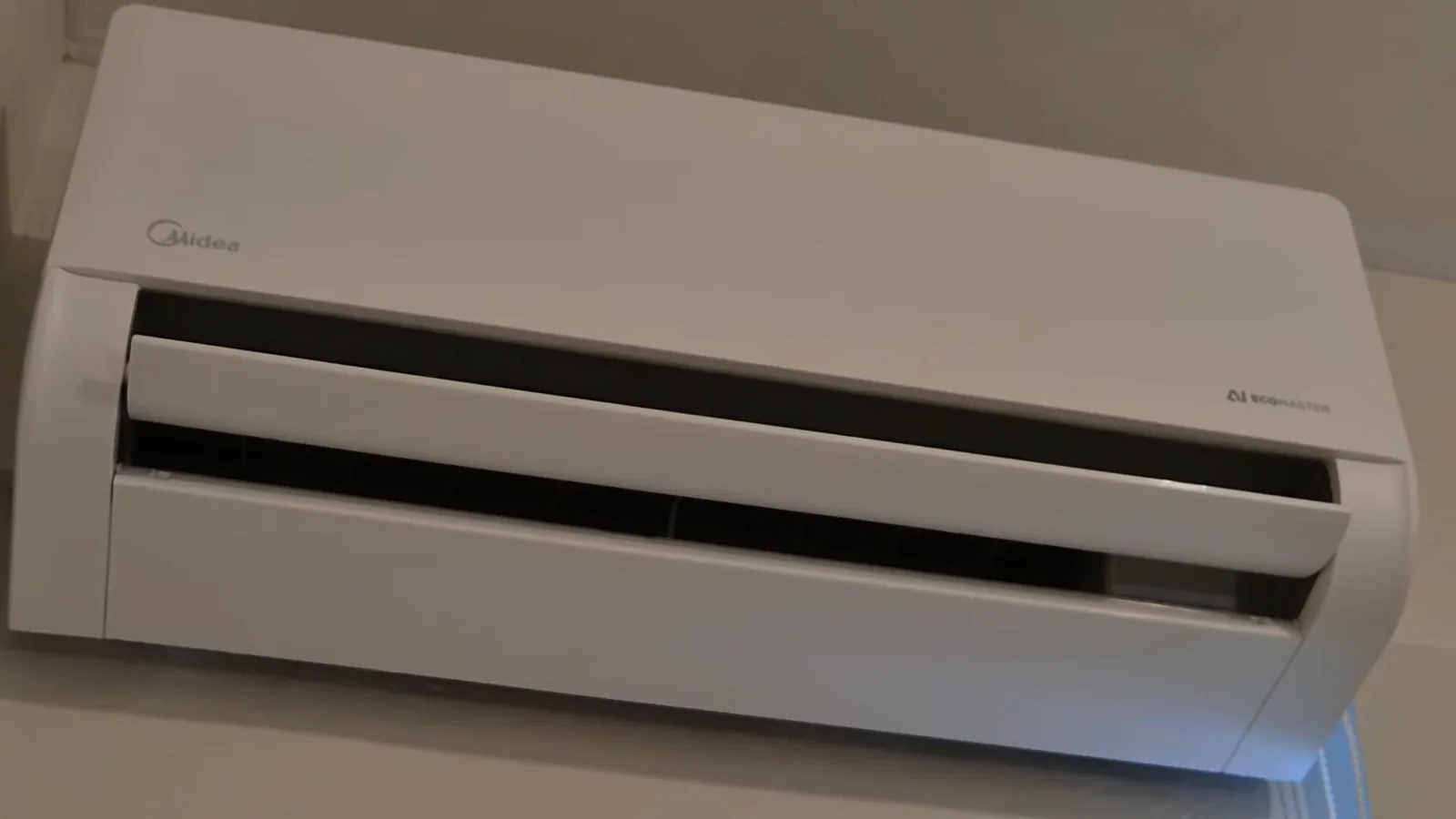 Evaporadora do ar-condicionado Midea AI Ecomaster instalada em funcionamento contínuo