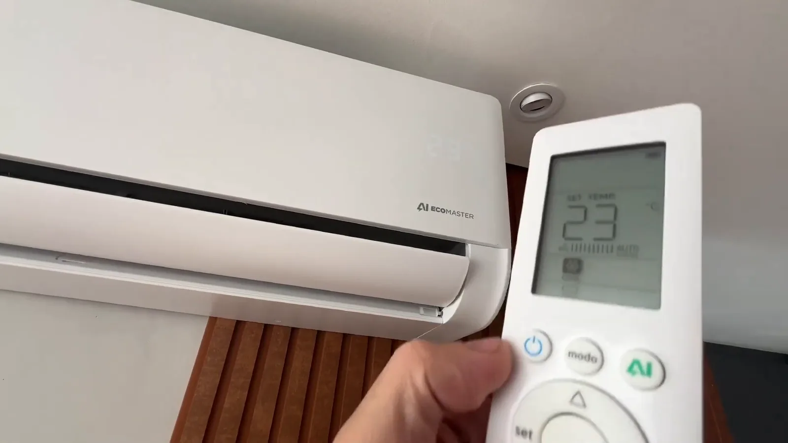 Controle remoto digital sendo utilizado para acionar a evaporadora Midea