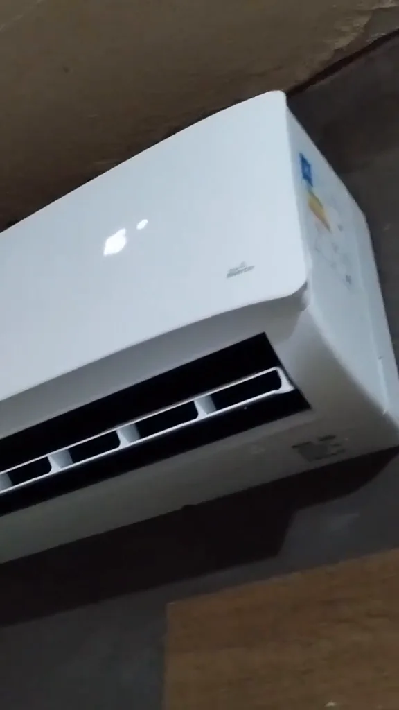 Evaporadora Philco ligada com aletas direcionando o fluxo de ar