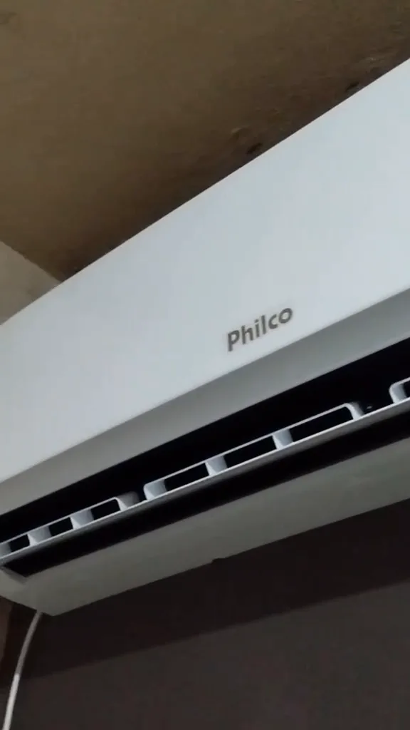 Painel frontal do ar-condicionado Philco com aletas abertas em funcionamento