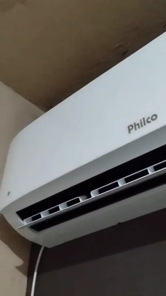 Ar-condicionado Philco operando com aletas abertas na evaporadora interna