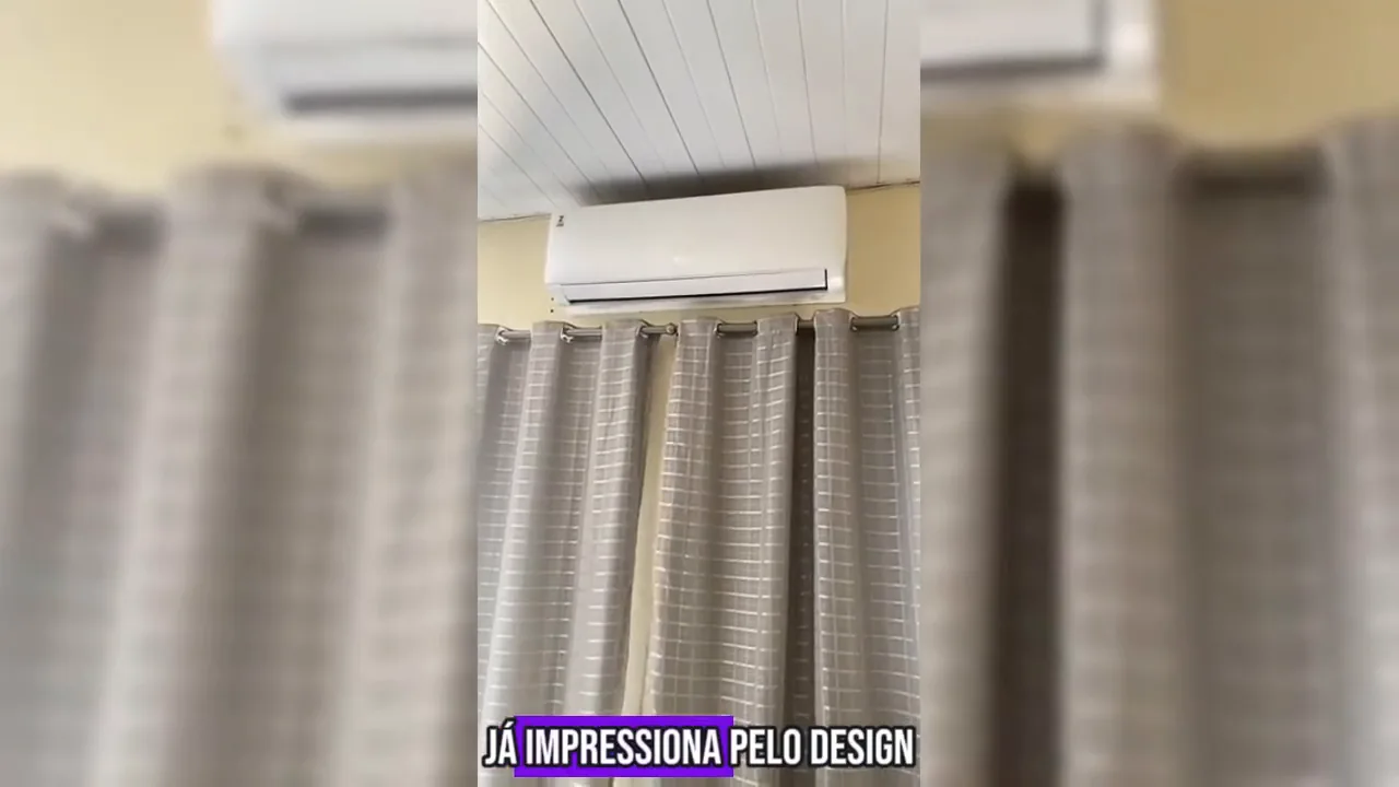 Evaporadora Philco instalada sobre a cortina refrigerando o ambiente da sala