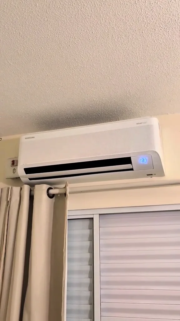 Evaporadora do ar-condicionado Samsung WindFree em funcionamento na parede