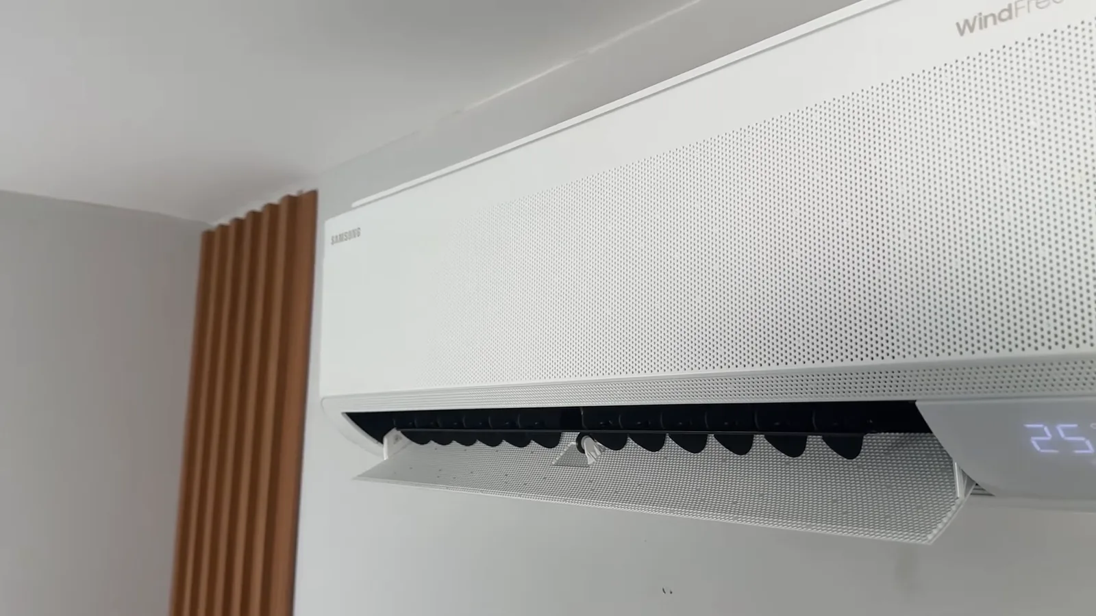 Aleta aberta refrigerando o ambiente em velocidade rápida de ventilação