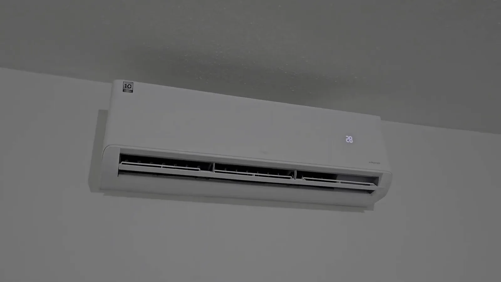 Evaporadora do ar-condicionado TCL T-Pro instalada em parede branca