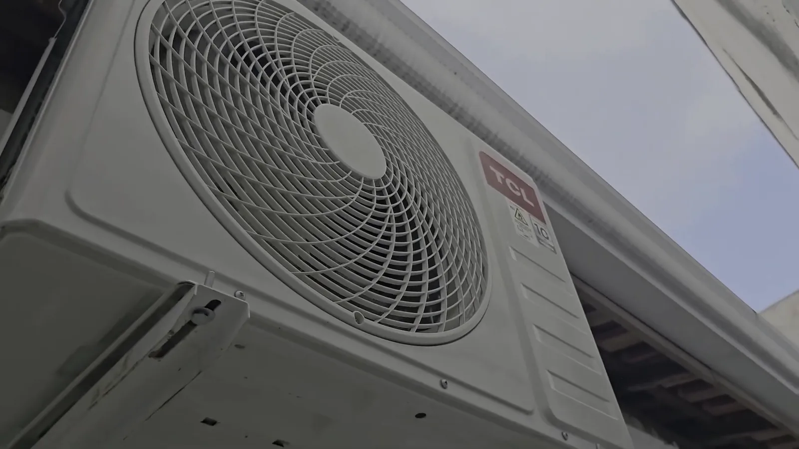 Unidade condensadora externa do ar-condicionado split TCL em suporte