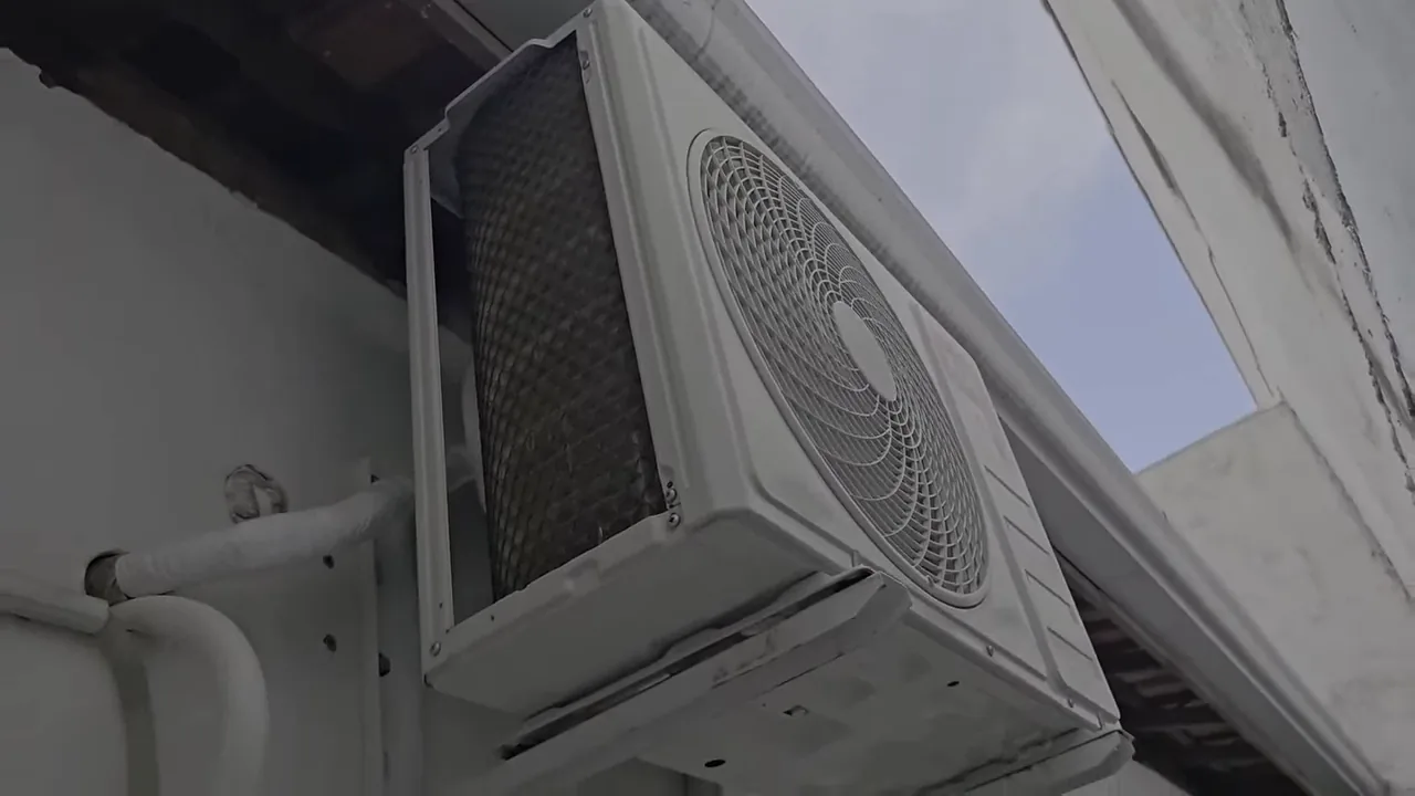 Unidade externa condensadora do split TCL operando na área externa