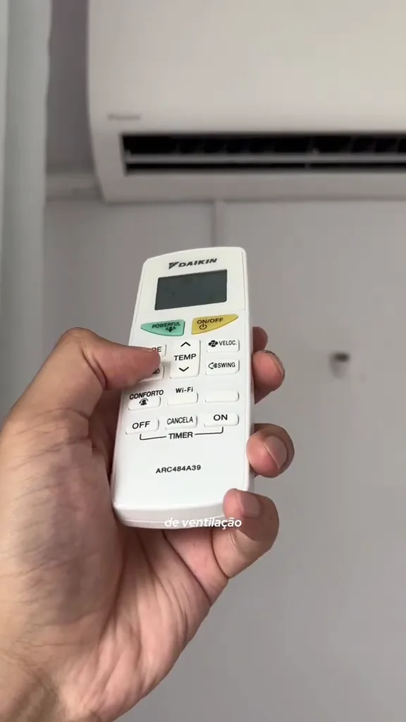 Controle remoto do ar-condicionado Daikin ajustando a temperatura para dezoito graus