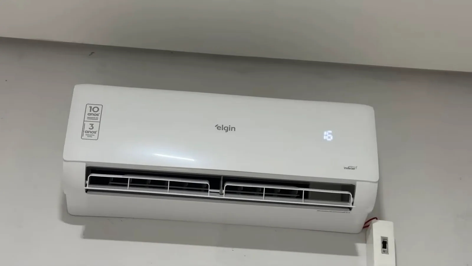 Ar-condicionado Elgin Eco III ligado na parede exibindo temperatura no visor