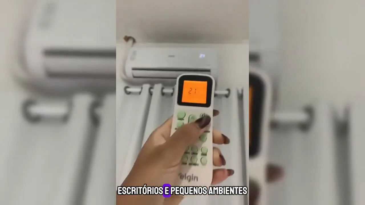 Controle remoto iluminado acionando o ar-condicionado Elgin na parede