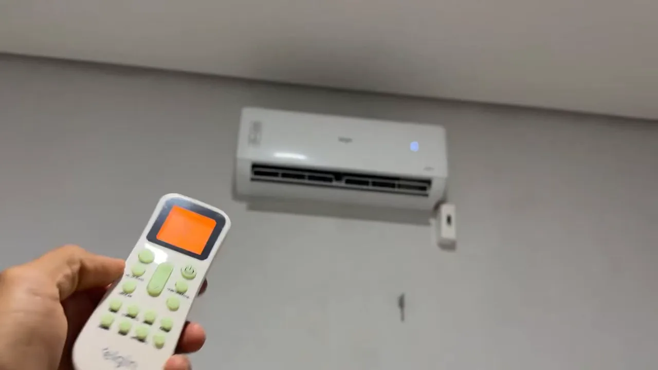 Ajustando a temperatura do ar-condicionado Elgin Eco III pelo controle